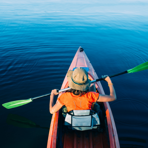 Kayak sur un lac du Haut-Jura